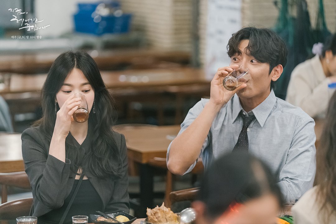 SBSNOW's tweet photo. 회식 중에도 미모 공격 중이던 
영은의 표정이 굳어진 이유는?!🤔

SBS 금토드라마 <지금, 헤어지는 중입니다>
☞ 매주 [금,토] 밤 10시 방송

#SBS금토드라마 #지금헤어지는중입니다 
#지헤중 #Nowwearebreakingup
#송혜교 #장기용 #최희서 #김주헌 https://t.co/UI7vrUCUXr