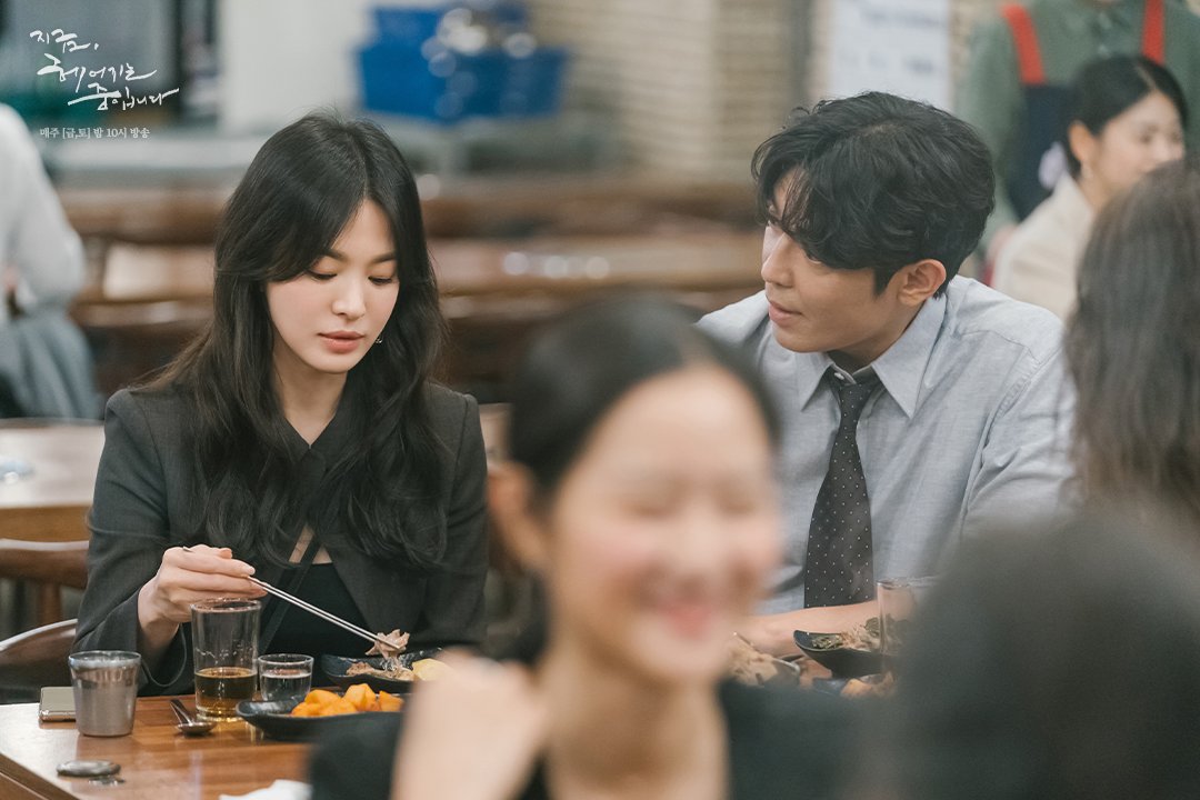 SBSNOW's tweet photo. 회식 중에도 미모 공격 중이던 
영은의 표정이 굳어진 이유는?!🤔

SBS 금토드라마 <지금, 헤어지는 중입니다>
☞ 매주 [금,토] 밤 10시 방송

#SBS금토드라마 #지금헤어지는중입니다 
#지헤중 #Nowwearebreakingup
#송혜교 #장기용 #최희서 #김주헌 https://t.co/UI7vrUCUXr
