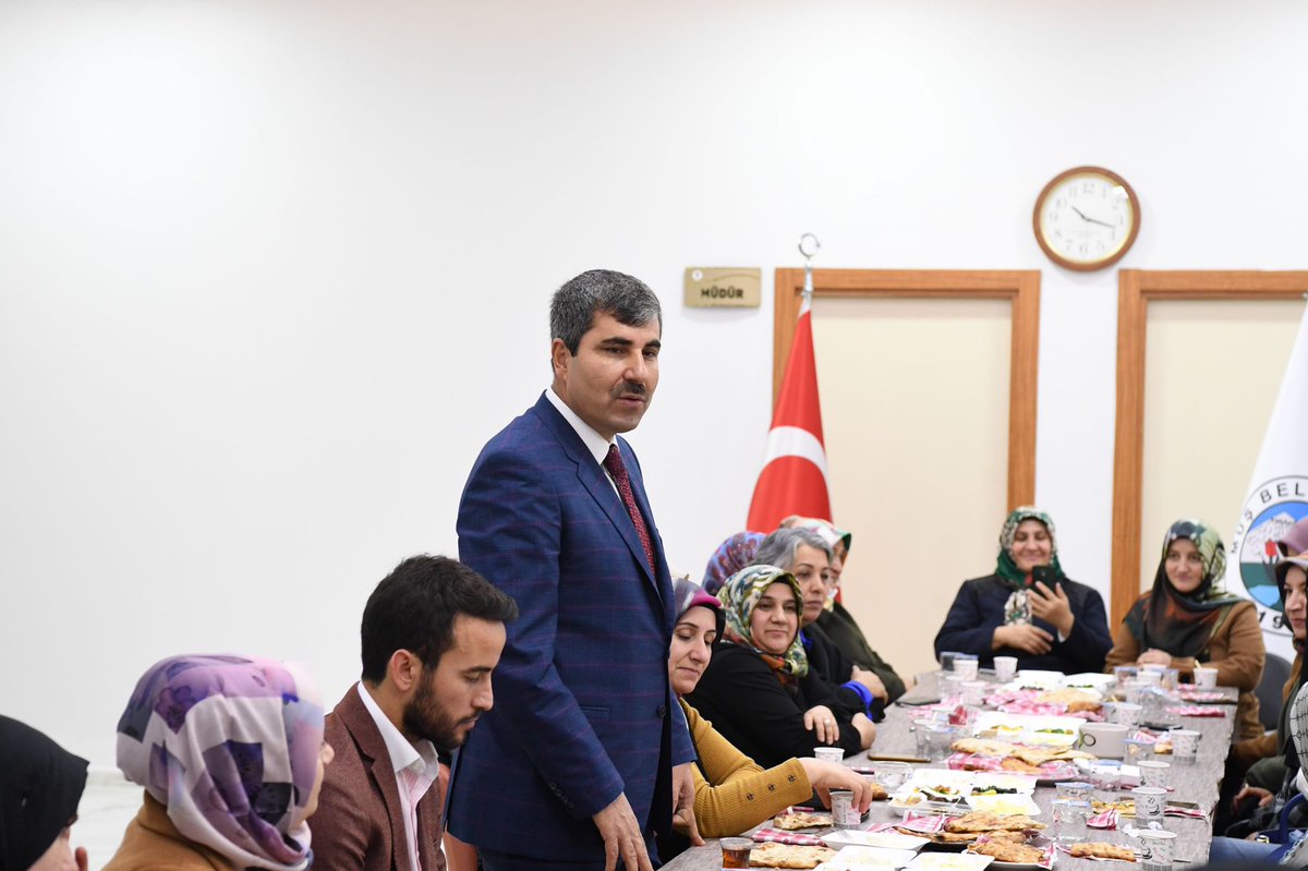 Feyat_ASYA's tweet photo. Güne,Halk Eğt Merk Müdürümüz Oğuz Akyüz ile birlikte Kadın KültürMerkezi ve Bilgi Evlerimizdeki kurs hocalarımızla bir araya gelerek başladık.Kadın hemşehrilerimizin sosyal hayata adapte olmasındaki katkılarından dolayı hocalarımıza teşekkür edip, çalışmalarında başarılar diledik https://t.co/jWDuiYYNP3