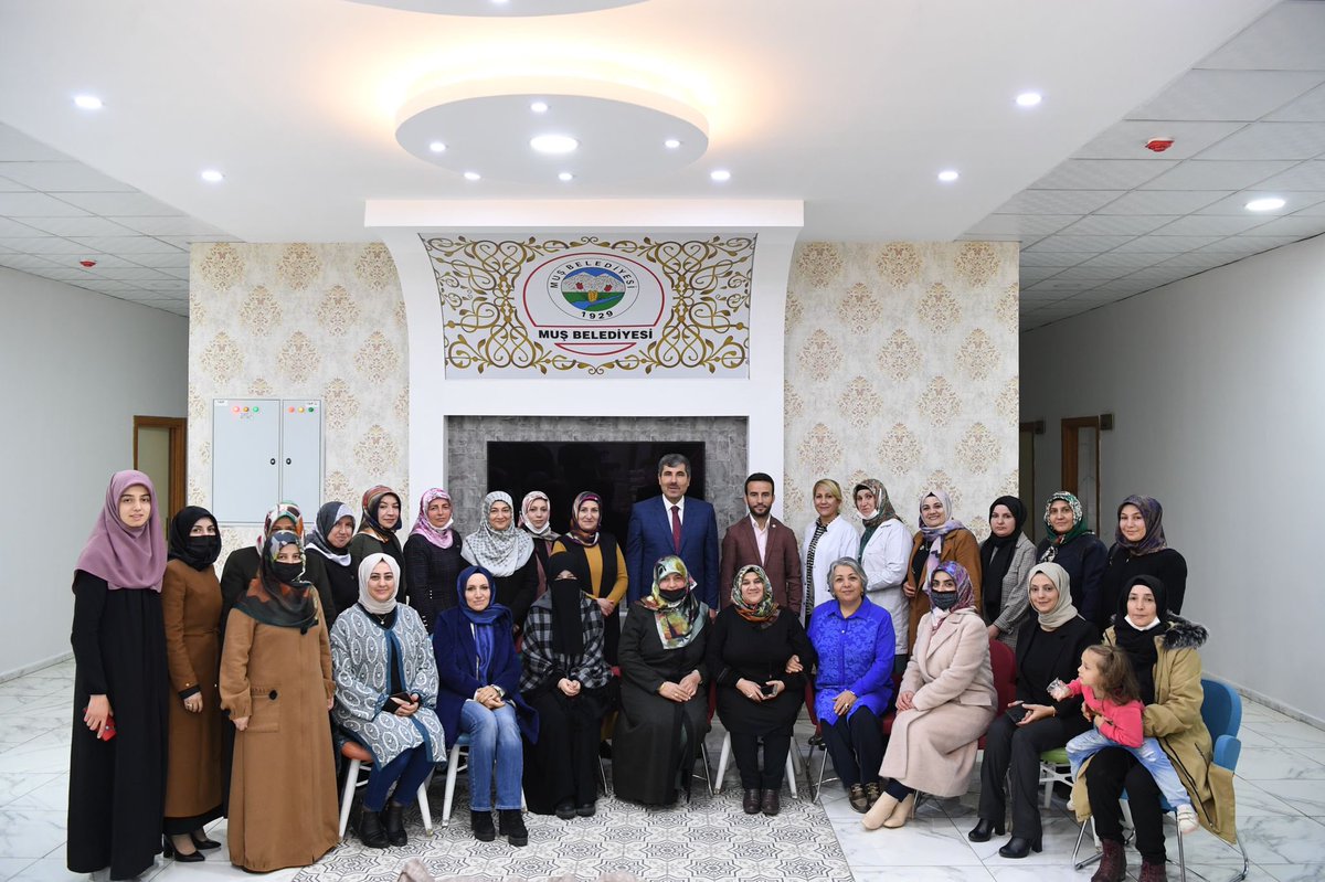 Feyat_ASYA's tweet photo. Güne,Halk Eğt Merk Müdürümüz Oğuz Akyüz ile birlikte Kadın KültürMerkezi ve Bilgi Evlerimizdeki kurs hocalarımızla bir araya gelerek başladık.Kadın hemşehrilerimizin sosyal hayata adapte olmasındaki katkılarından dolayı hocalarımıza teşekkür edip, çalışmalarında başarılar diledik https://t.co/jWDuiYYNP3