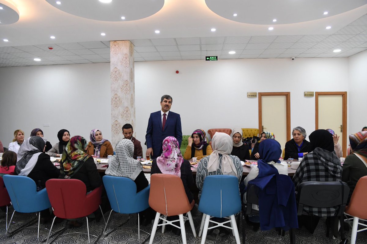 Feyat_ASYA's tweet photo. Güne,Halk Eğt Merk Müdürümüz Oğuz Akyüz ile birlikte Kadın KültürMerkezi ve Bilgi Evlerimizdeki kurs hocalarımızla bir araya gelerek başladık.Kadın hemşehrilerimizin sosyal hayata adapte olmasındaki katkılarından dolayı hocalarımıza teşekkür edip, çalışmalarında başarılar diledik https://t.co/jWDuiYYNP3