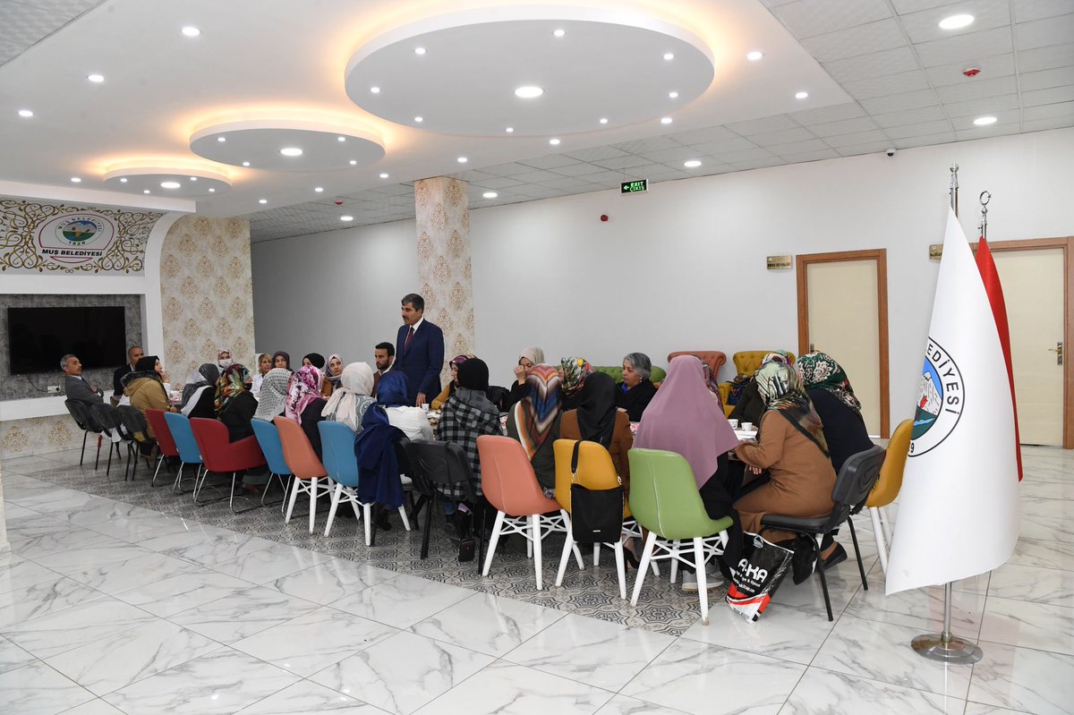 Feyat_ASYA's tweet photo. Güne,Halk Eğt Merk Müdürümüz Oğuz Akyüz ile birlikte Kadın KültürMerkezi ve Bilgi Evlerimizdeki kurs hocalarımızla bir araya gelerek başladık.Kadın hemşehrilerimizin sosyal hayata adapte olmasındaki katkılarından dolayı hocalarımıza teşekkür edip, çalışmalarında başarılar diledik https://t.co/jWDuiYYNP3