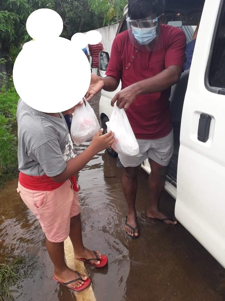 ගංවතුරට / කොරෝනාවට පරාජය කළ නොහැකි අපේ මනුස්සකම
''හෙල්පින් හෑන්ඩ්ස් - හදමු ශ්‍රී ලංකා''

2021- ජුනි -08...

වෑවල, දෑලතුර, පුබුදුගම මේ මිනිස්සු හොයාගෙන කවුරුත් බත් කටක් දෙන්න ඇවිත් නෑ...
ලැබිලා තියෙන්නේ යට නොවුන අයටලු..
අපි පුලුවන් උපරිම හොදට හදලා බත් ගිහින් දුන්නා.....