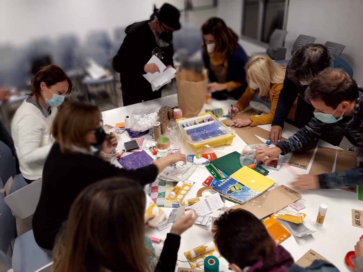 Tallers de la jornada Arts or Crafts? Més enllà de la manualitat #CefireGandia, amb #PepeMurciego #lamasbella i <a href="/CocoEsteve/">Coco Esteve</a> ✍️#Fanzine i fotografia 📸 a l'aula de plàstica a primària 🥰 Gràcies a totes les companyes i eIs companys docents    que van gaudir amb nosaltres 👇