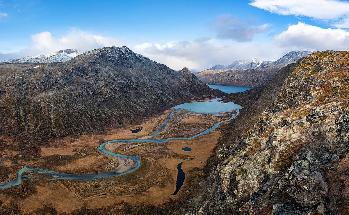 We are almost at the top of the mountain Knutshøe. We got a beautiful view on the valley Øvre Leirungen #landscapephotography #norway #Autumnvibes #jotunheimen #knutshøe