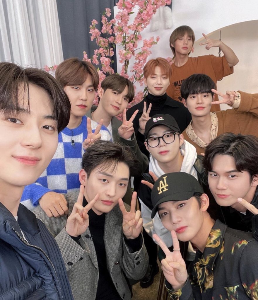 마이크 찬거 보니까 카메라 가져갔을듯