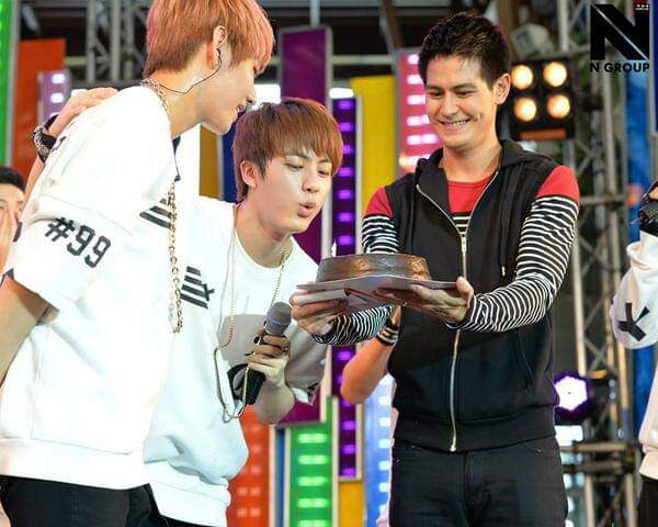 RainyJournal's tweet photo. กาลครั้งหนึ่งมี่ไทยก็เคยมีคอนในไทยที่จัดใกล้ๆวันเกิดพี่จินกะแทนะ ได้เป่าเค้กบนเวทีด้วย555 อิจฉาพี่น้ำที่สุดเลย😂😂😂 https://t.co/I9z6C8zhoX