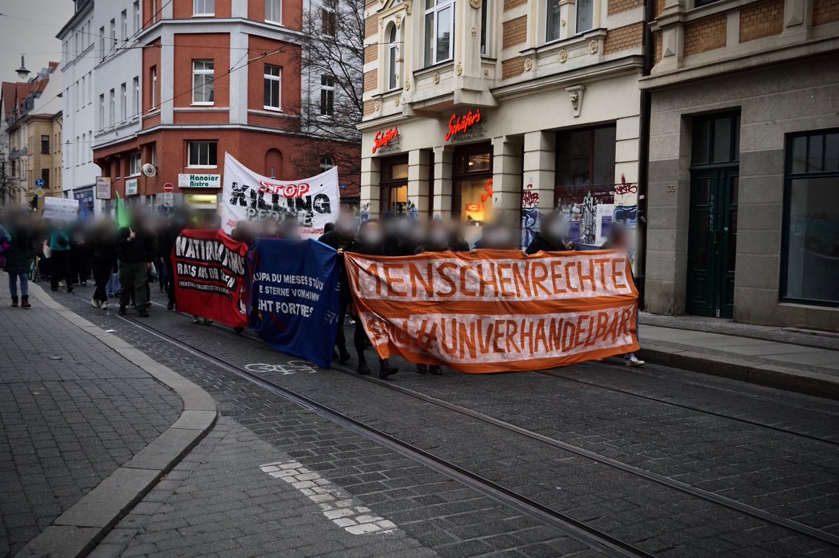 lzo_media's tweet photo. „Shame on EU“ – Demonstration in #Halle
Unser Bericht zur Demo am Samstag, organisiert durch @Seebrueckehal und @JuAFA_Halle ist online.
https://t.co/IBA7cuN37z
#hal2011 #BelarusBorder
!B https://t.co/kVL0mulDo7