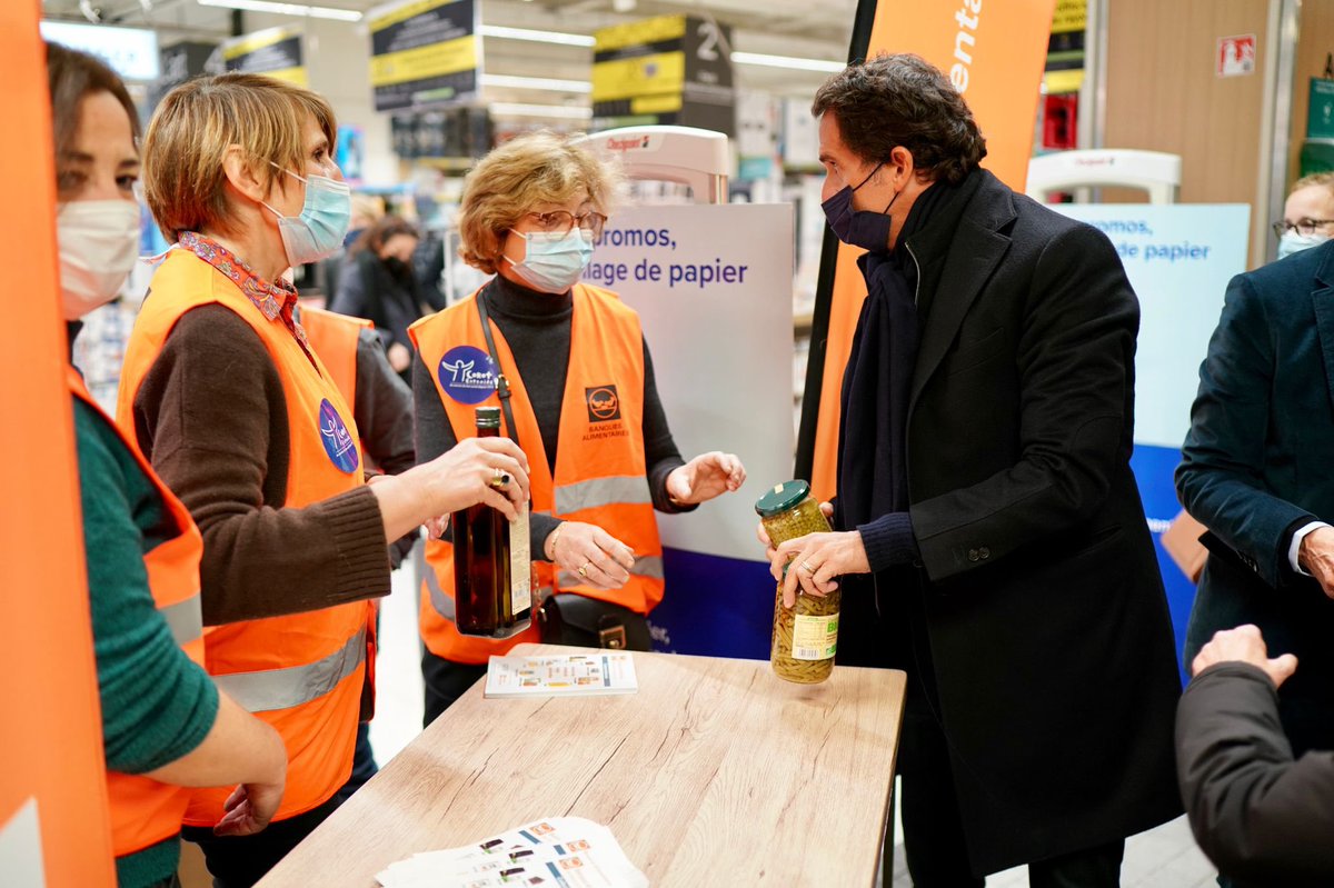 bompard's tweet photo. La collecte pour les Banques Alimentaires @BanquesAlim, c’est ce week-end ! Rendez-vous en magasin, chez Carrefour… ou chez nos confrères, @Leclerc, @ULesCommercants, @AUCHAN_France, @Groupe_Casino, @intermarche ou ailleurs… Le plus important, c’est de donner ! #EspritDeNoel https://t.co/uEAUDEeyVP