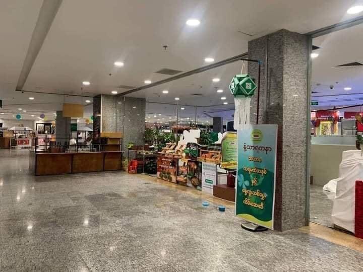 hninyadanazaw's tweet photo. Update: Myanmar Plaza #HAGL, one of Yangon's busiest shopping mall is reportedly seen empty on Friday after mall private security guards attacked anti-regime student protesters on Thursday during a peaceful strike inside the building. 
#WhatsHappeningInMyanmar https://t.co/i7yzwzxZpM