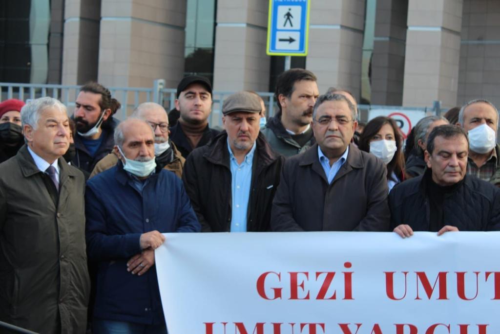 İnsan Haklarından Sorumlu İl Başkan Yardımcımız Burkay Düzce; Milletvekilimiz ve İl Başkan Yardımcılarımız ile birlikte 13. Ağır Ceza Mahkemesi’nde görülen ve hukuka aykırı olarak birleştirilen Çarşı ve Gezi Davası’nın Çağlayan Adliyesi’nde görülen ikinci duruşmasına katıldı.