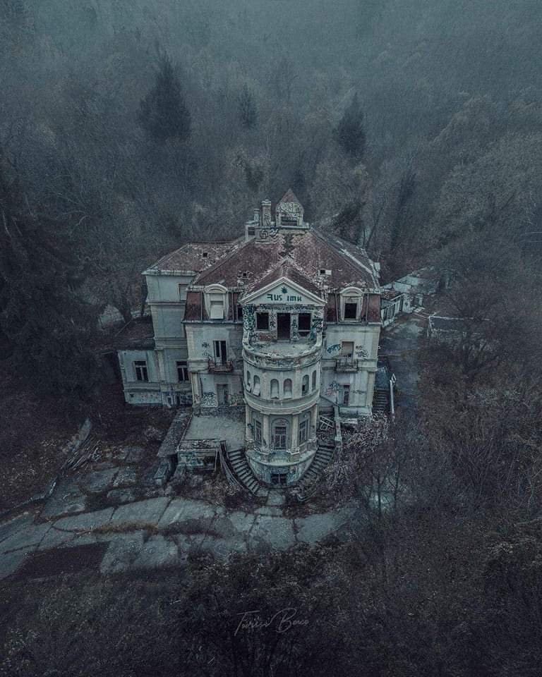 Psiquiátrico abandonado en Hungría. Desconozco la fuente de la fotografía, pero es muy inquietante.