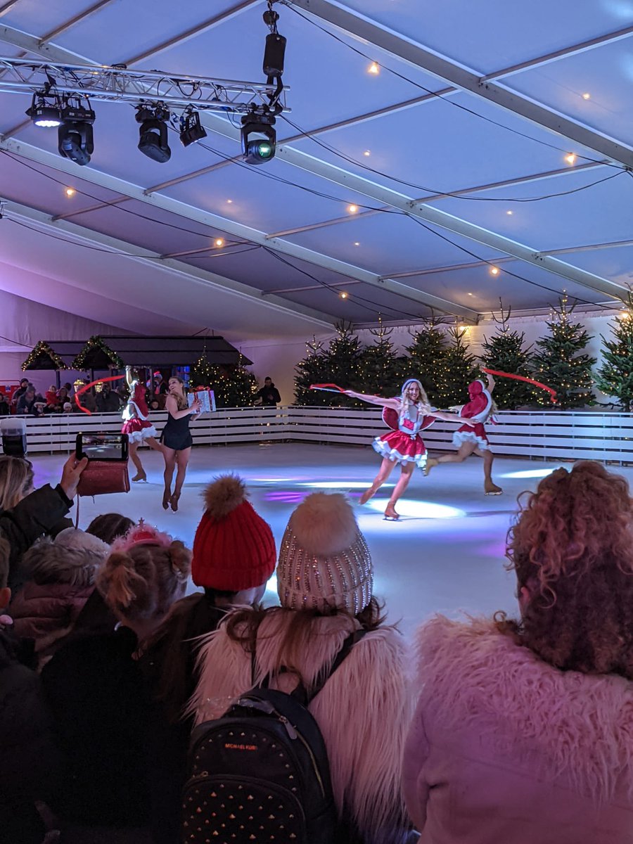 hiyabucks1's tweet photo. The #ChilternView Ice Skating Rink ⛸ was officially opened last night by Queen of panto, the amazing @lavoixtheshow 🥰🙌 - loved the outfit! 😍

Move over Torville &amp; Dean, we can’t wait to get our skates on, can you?! 😃🎄

#FridayFeeling @TheWaterside1 https://t.co/7bhSm12GdQ
