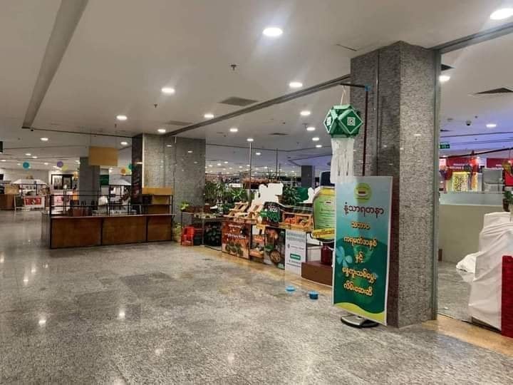 IrrawaddyNews's tweet photo. Myanmar Plaza,one of Yangon's busiest shopping malls, was eerily empty on Friday after mall security guards attacked anti-regime protesters yesterday.Many people have called for a boycott of Myanmar Plaza and many of the mall's outlets said they would temporarily close.(Photo:CJ) https://t.co/IhV6WG6p08