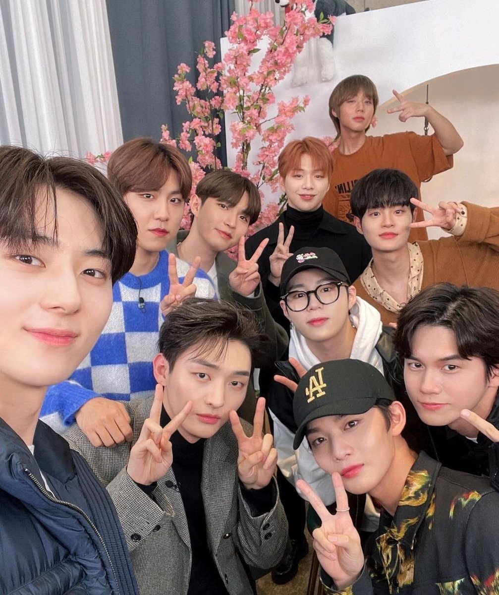 stan_mywannaone's tweet photo. i just know they are happy, look at my boys insert baby guanlin😭✋ https://t.co/q9TdqYeicI