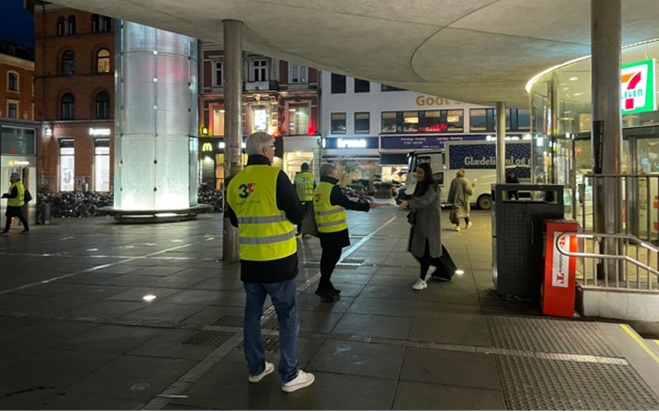 JanVilladsen3F's tweet photo. Fantastisk at fejre #BlackFriday i København med kolleger fra Europa @ETF_Europe @frankmoreelsETF @livia_spera  Vi startede dagens internationale møde med aktion for ordentlige forhold og #FairTransport. Også hos #Amazon og @nemligcom #Fight4FairLogistics https://t.co/8xMNlLkyMt