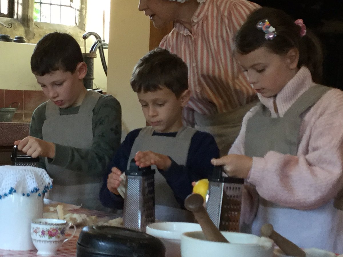 CarrdusYear3's tweet photo. A fantastic day had by all on our Victorian visit! #carrdusschool @CarrdusYear3 https://t.co/Wi8EHLGuvk