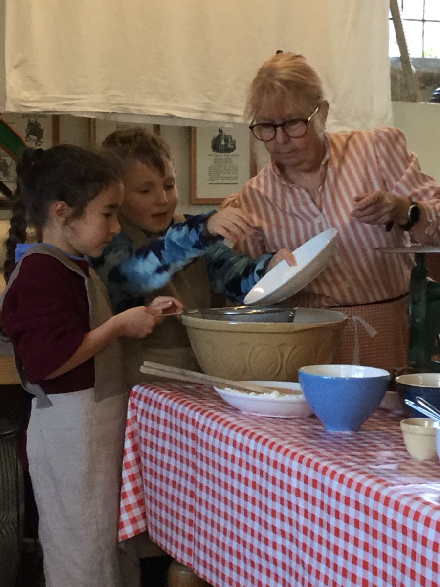 CarrdusYear3's tweet photo. A fantastic day had by all on our Victorian visit! #carrdusschool @CarrdusYear3 https://t.co/Wi8EHLGuvk