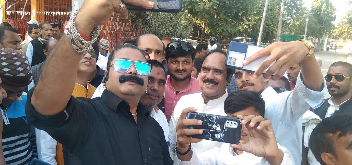 jaisinghbihar's tweet photo. भभुआ में लोगों से मिलते हुए ॥

#दिनारा #NDA #dinara #ConstitutionDay2021 #ConstitutionDayofIndia #Constitution #Constitution_Day https://t.co/MUd9LbQnTy