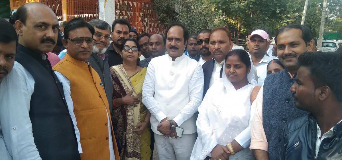 jaisinghbihar's tweet photo. भभुआ में लोगों से मिलते हुए ॥

#दिनारा #NDA #dinara #ConstitutionDay2021 #ConstitutionDayofIndia #Constitution #Constitution_Day https://t.co/MUd9LbQnTy