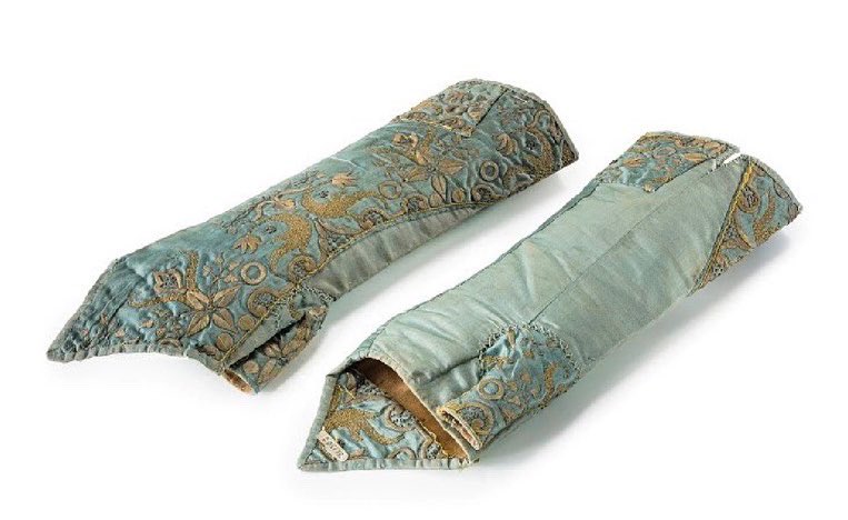 kateStrasdin's tweet photo. Well these fingerless #mittens beat your average 21st century #handwarming solutions. Dating to c1720, they were designed to cover the forearm and hands, richly embellished in gilt threads #staatlichemuseenzuberlin #fashionhistory https://t.co/TcGtEjIJGL