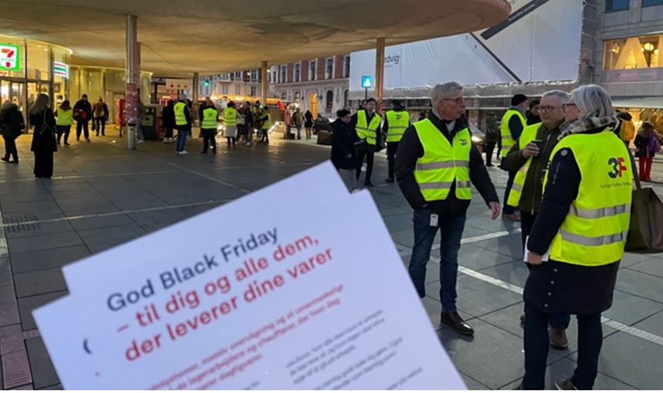 JanVilladsen3F's tweet photo. Fantastisk at fejre #BlackFriday i København med kolleger fra Europa @ETF_Europe @frankmoreelsETF @livia_spera  Vi startede dagens internationale møde med aktion for ordentlige forhold og #FairTransport. Også hos #Amazon og @nemligcom #Fight4FairLogistics https://t.co/8xMNlLkyMt