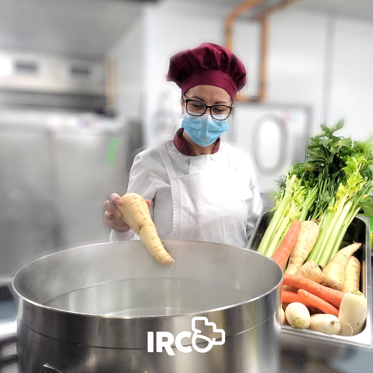 ircosl's tweet photo. ¡Arrancamos el viernes escuchando “chup chup” en nuestras cocinas! 🧑‍🍳 🥄 Hoy preparamos una rica sopa de cocido cocinada lentamente… con ingredientes naturales, verduras y carnes frescas y de proximidad 🥦 🥬 🥩 ¡Cocinado con mucho cariño! 😊 ¡Ummm, que IRCO! 🔴 https://t.co/WZA85fQMr8