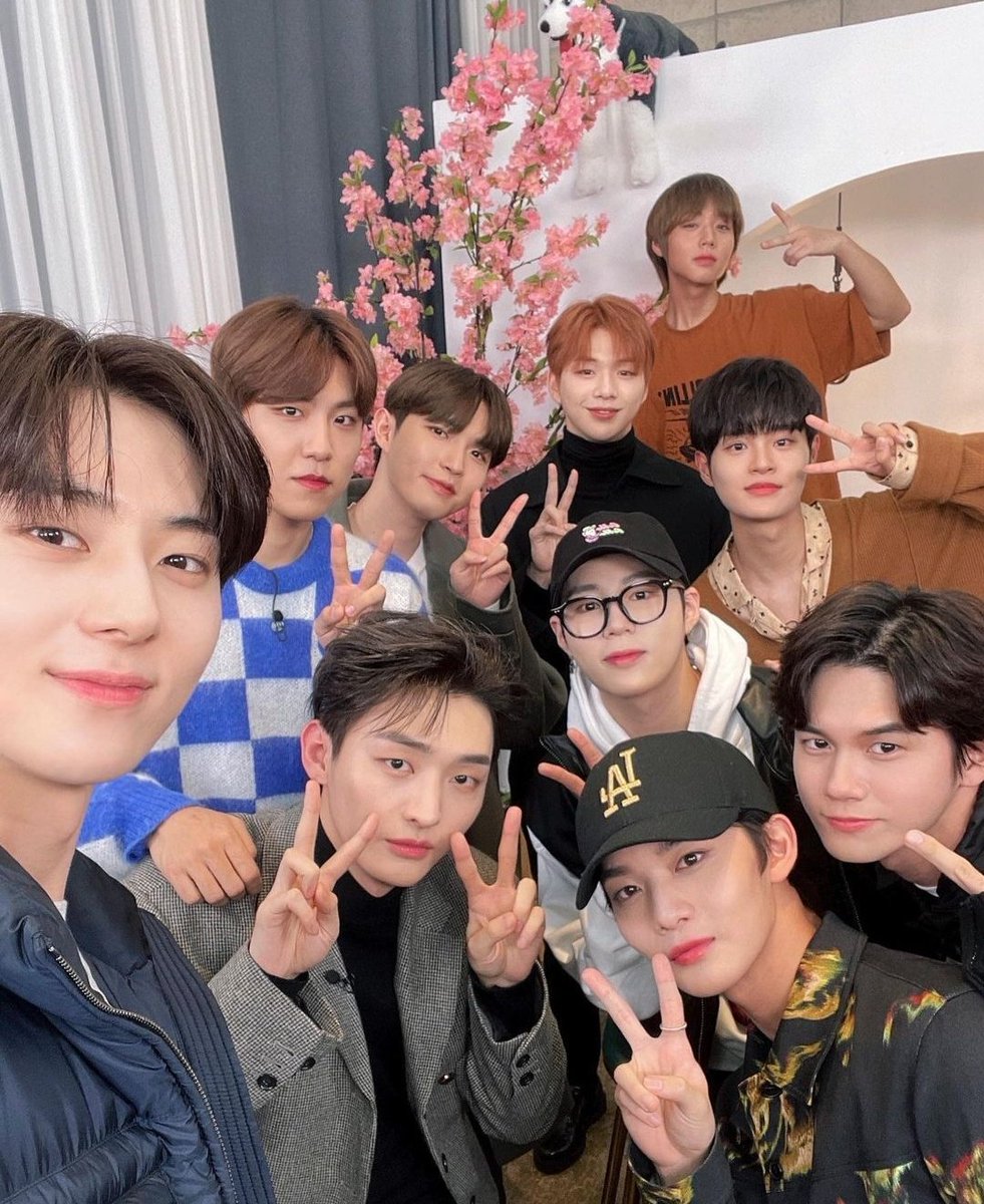 breadcvlt's tweet image. WHAT THWR FCKDJSJD