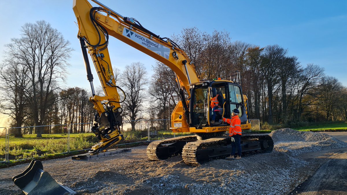 engcon_uk's tweet photo. Out in sunny Buckinghamshire yesterday doing a handover and some training on this new @JCBmachines 245XR. What a machine! #Engcon #EC226 #Tiltrotator #JCB #245XR https://t.co/hQkYfOaild