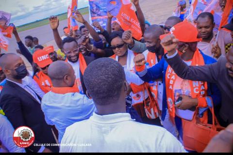 BenNazerSe's tweet photo. #Lualaba: accueille chaleureux du SG 5 ⭐ @BillyKambale1 à l'aéroport national de Kolwezi https://t.co/Z7b78w7Sk7