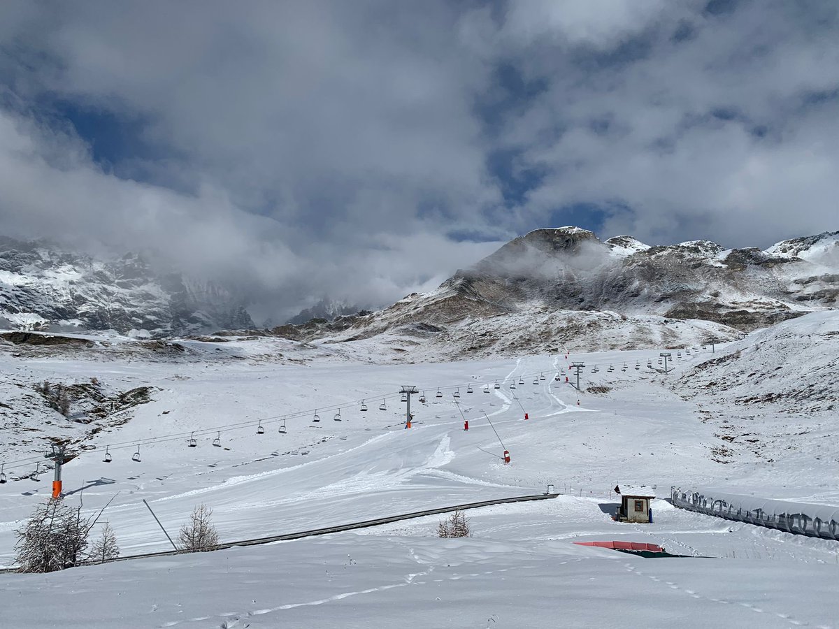 CerviniaValt's tweet photo. Notizia spettacolare: Grazie al lavoro del nostro staff, da domani a #VALTOURNENCHE  sarà aperta anche la pista n. 4 ! #CervinoSkiParadise #BeInTheRightPlace https://t.co/wU1Oj6g11Q https://t.co/LLNJse2yzq