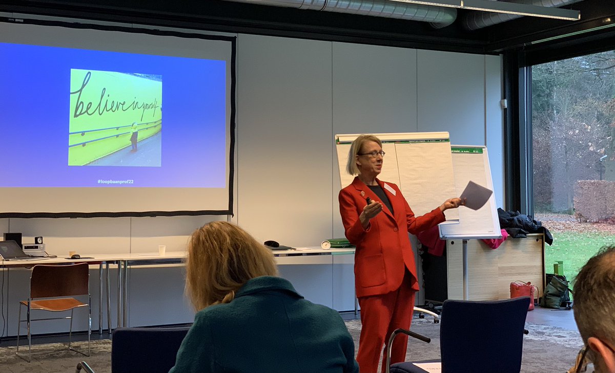 AdK_Loopbaan's tweet photo. ‘Believe in yourself!’ Sta open voor hulp en durf te vragen 🧐 Seminar #loopbaanprof22 @aaltjevincent https://t.co/9Tapyj8CYp