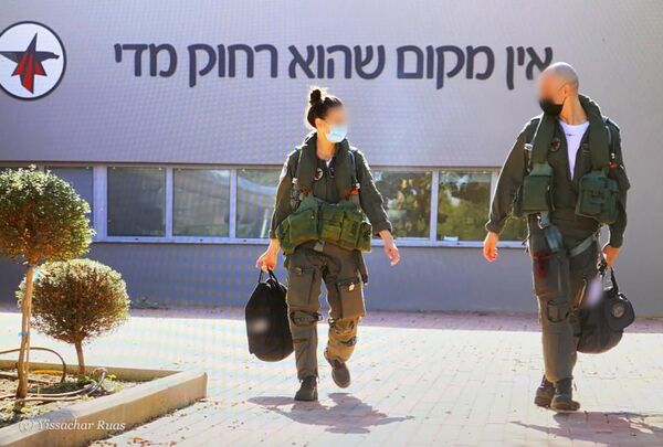 سبب إنعدام حضارة البعض هو التقليل من قدرات المرأة,  أما في إسرائيل فلا  يصعب عليها، حتى أن تكون قائدة سرب 106 في سلاح الجو