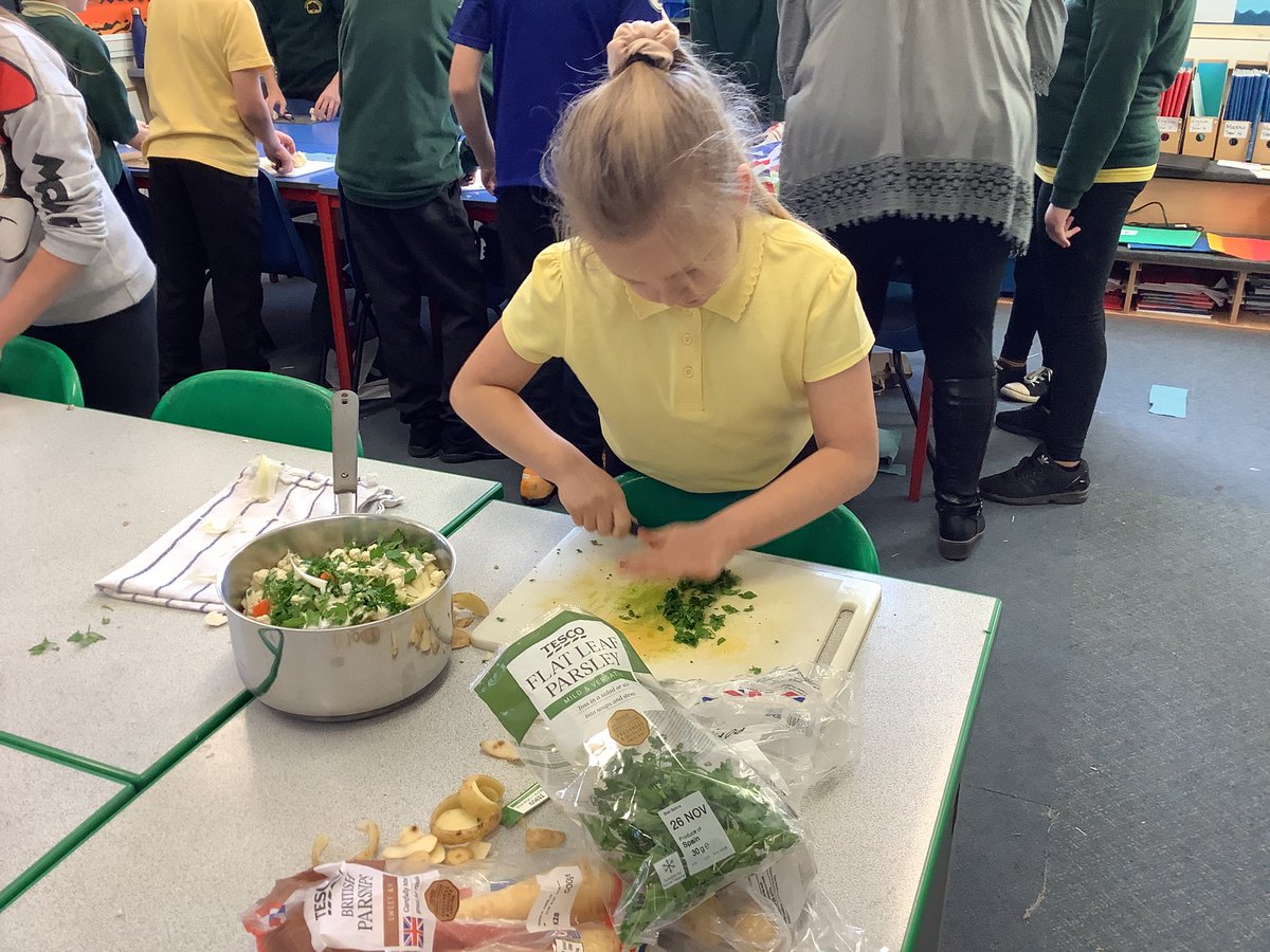 PrimaryParkend's tweet photo. Safely chopping veg for our Soup https://t.co/W9LQVMtRdc