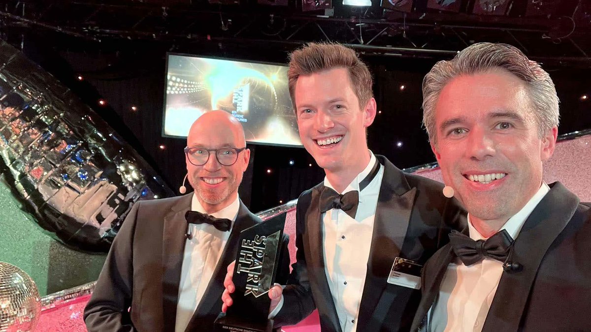 ImpactHubBLN's tweet photo. 🏆 Congratulations to @OroraTech, the first space startup to provide global #wildfiredetection and monitoring services, for winning The Spark Awards! The team took part in our #SamsungForImpact programme to develop their innovative #ClimatChange solution: https://t.co/8yOquHOamH https://t.co/sClQcZHNhK
