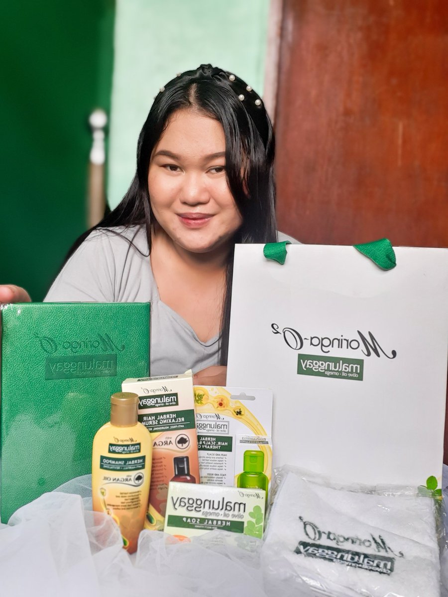 CassGumagay's tweet photo. Bye-bye to my dry and frizzy hair! Welcome to shiny and beautiful hair with moringaO2.
@lovemomsph
@moringao2
#MoringaO2
#LoveMomsPH
#LoveMomsPHCollabs
#LoveMomsPHxMoringaO2 https://t.co/zu87pS9ZEl