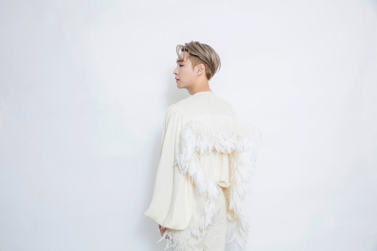 exo_love080412's tweet photo. [TWITTER] 251121

Actualización de #LayZhangStudio con fotos promocionales de "Bee With You”.💜🤍

"La ropa blanca revolotea y el polvo no está manchado. ¡Con tu apoyo, nuestro @layzhang tendrá más esperanza y podrá extender sus alas aún más! #LAYBeeWithYou".
(+) https://t.co/AuM5Jimm1T