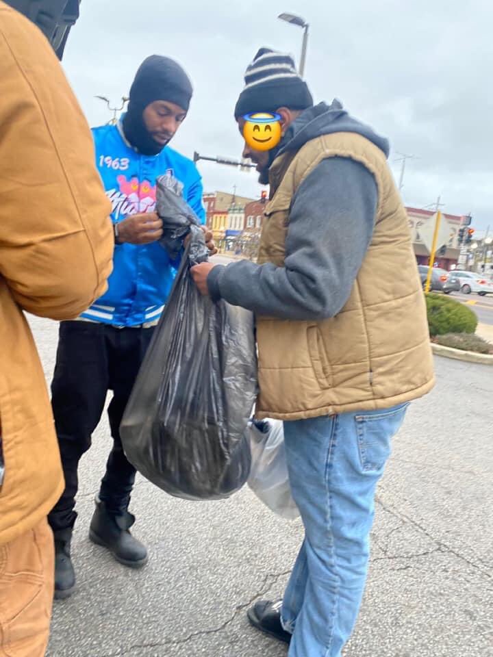 PowdaBoos's tweet photo. On the out skirts of Chicago in the North West Suburban area there is a entire village of people living outside in tents 🏕 “Tent City” I encourage the entire town to give resources and help to the unfortunate living in the same community with us .. https://t.co/sBXejbCHO9