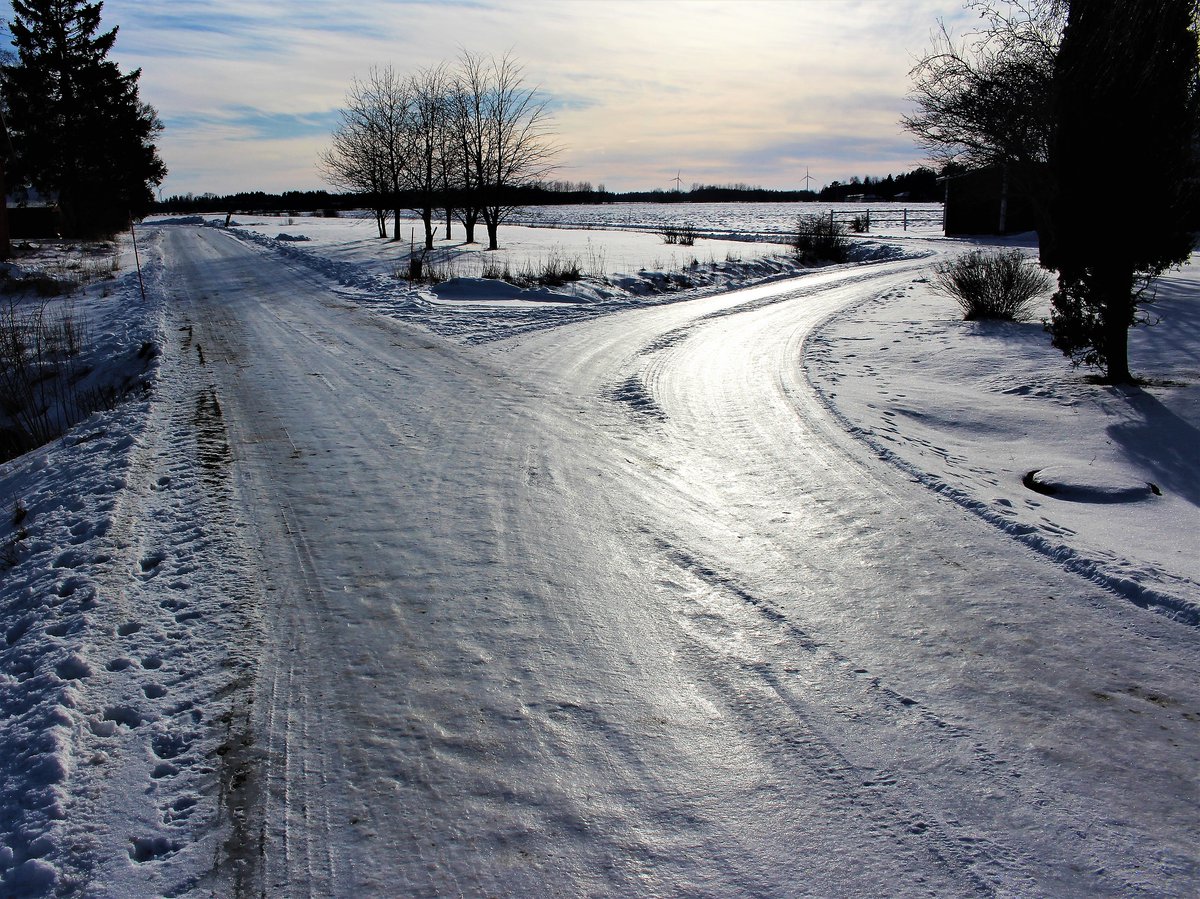 classicracesim's tweet photo. So you could travel out into the amber-warning weather to try and practice at a circuit. Or you could stay at home, in the warm, with a hot cuppa, and practice there instead. Hmm...what to do? Pass the biscuits! #racingsimulators #driverimprovement #motorsport #Trackdays #ARDS https://t.co/HCrqZiPWAI