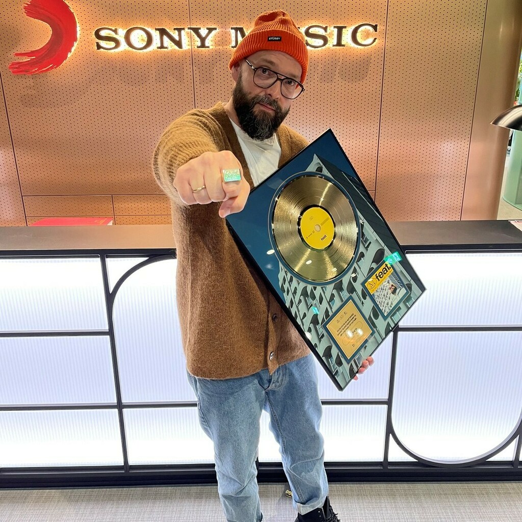 Album "FEAT." zyskuje status złotej płyty!📀 Nie mogło być inaczej 🙌🏻 Gratulujemy @magierski_71!

#złotapłyta #magierski_71 #magiera #polishhiphopmusic #congratulations #sonymusicpoland instagr.am/p/CWvTYsOIEC1/