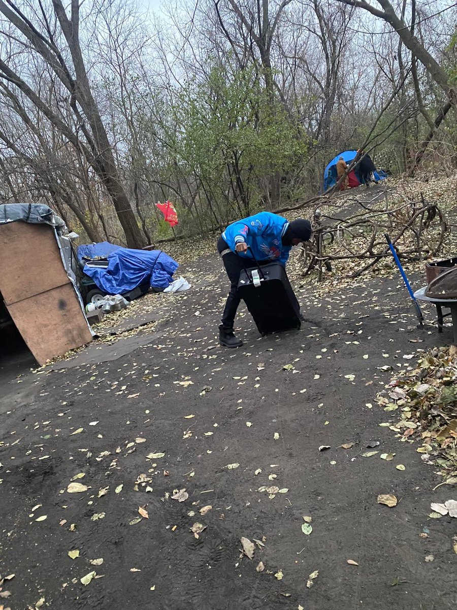 PowdaBoos's tweet photo. We gave back to the community we listened to others perspective about being less fortunate it was a experience that I wasn’t ready for because NOW I feel obligated to HELP https://t.co/3hclRRYQUm