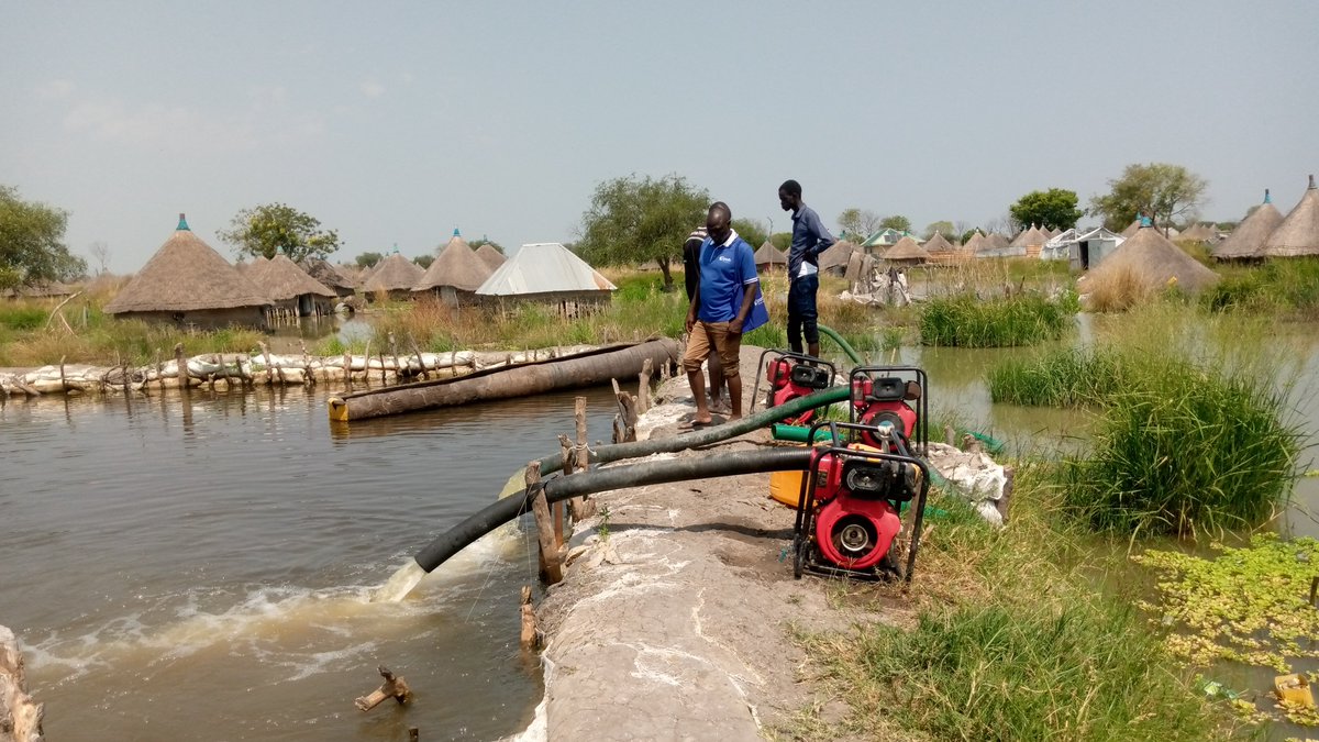 Sudan Południowy doświadcza teraz tragicznych powodzi. Od maja ucierpiało ponad 800 tys. osób, powodzie dotknęły 8/10 stanów.

Nasi pracownicy są w📍Jonglei, gdzie potrzeby są największe. Nasza pomoc - moskitiery, koce, materiały do budowy tymcz. schronień - obejmie 21 tys. osób.