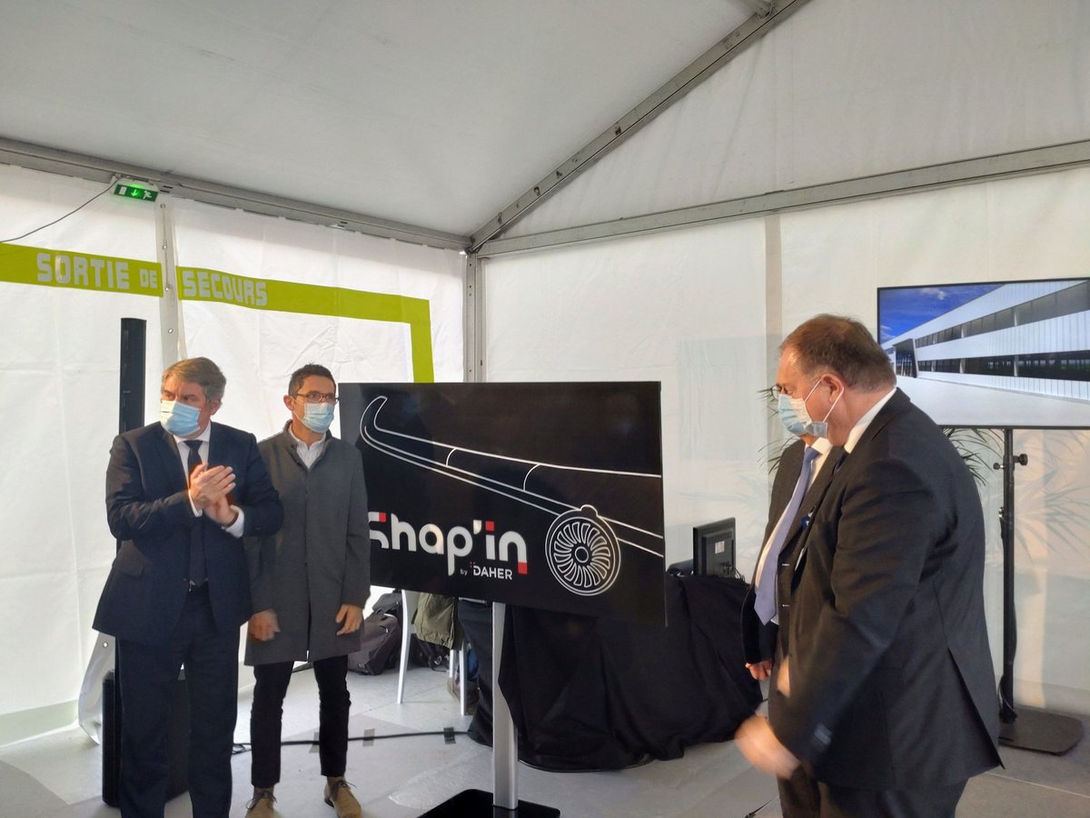 Prefet44's tweet photo. [#SemaineIndustrie #SEDI2021]
Déplacement du préfet chez @DAHER_official
 à @SAGL_mairie pour la pose de la première pierre du futur centre de #recherche sur l'#aerostructure
Le préfet a visité le site industriel qui a bénéficié du dispositif #FranceRelance pour l'#aéronautique https://t.co/IOOprR5d0B