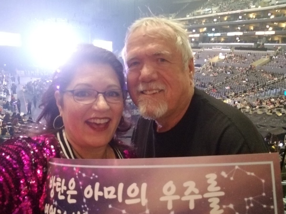 OTsevenVlinA's tweet photo. Yes,She's not 15!! But she is an Army, Age doesn't matter,Everyone can be Army💜🥲💜
Because BTS the boy band that makes all people to love them!!💜
I purple you guys!! Borahae!!💜♥️ #btsconcertLA #BTSARMY @BTS_twt #PTD_ON_STAGE_LA #BTSSOFISTADIUM https://t.co/zpSZ3mxwRU