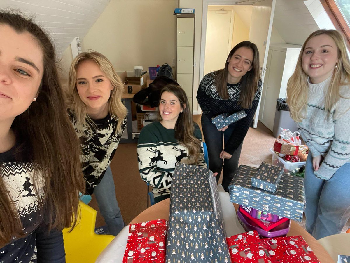 alice_fitzmill's tweet photo. Making the most of our @irwinmitchell volunteer day by helping out at @stepbystep1989 Basingstoke foyer to bring some Christmas cheer to an already wonderful place🧑🏻‍🎄🎄✨ 🎅🏼@lucypoulson_im @lizzie_ronan @Nataliasiemens1 @PoppyFord15 https://t.co/RPdRieMqfW