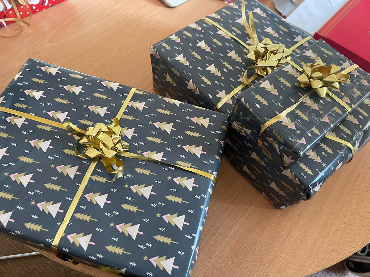 alice_fitzmill's tweet photo. Making the most of our @irwinmitchell volunteer day by helping out at @stepbystep1989 Basingstoke foyer to bring some Christmas cheer to an already wonderful place🧑🏻‍🎄🎄✨ 🎅🏼@lucypoulson_im @lizzie_ronan @Nataliasiemens1 @PoppyFord15 https://t.co/RPdRieMqfW