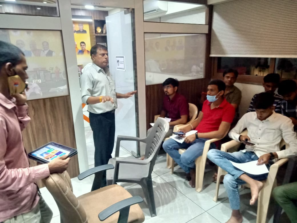 iArvindpatelBJP's tweet photo. આજરોજ મારા જનસંપર્ક કાર્યાલય ઉપર વિધાનસભા માં આવતા દરેક વોર્ડમાંથી યુવા મિત્રો ને ઈલેકશન કાર્ડ નાં ફોર્મ ઓનલાઈન કેવી રીતે કરવા , ઓનલાઈન સુધારા કઈ રીતે કરવા જેવી બાબતો ઉપર ચુંટણી અધિકારીઓ ને સાથે રાખી એક ટ્રેનીંગનું આયોજન કરવામાં આવ્યું . https://t.co/avIyzkBLSG