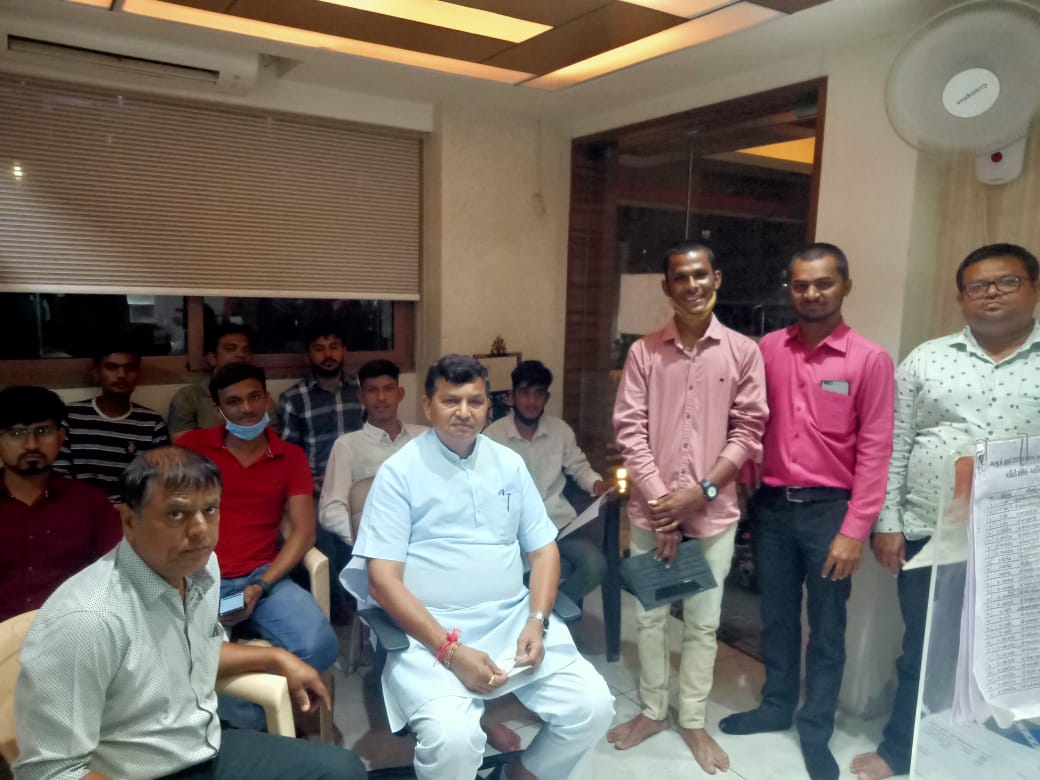 iArvindpatelBJP's tweet photo. આજરોજ મારા જનસંપર્ક કાર્યાલય ઉપર વિધાનસભા માં આવતા દરેક વોર્ડમાંથી યુવા મિત્રો ને ઈલેકશન કાર્ડ નાં ફોર્મ ઓનલાઈન કેવી રીતે કરવા , ઓનલાઈન સુધારા કઈ રીતે કરવા જેવી બાબતો ઉપર ચુંટણી અધિકારીઓ ને સાથે રાખી એક ટ્રેનીંગનું આયોજન કરવામાં આવ્યું . https://t.co/avIyzkBLSG