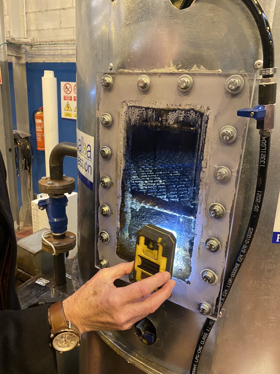 josepmariatost's tweet photo. Vale la pena hacer 1000km para descubrir/conocer el trabajo de  Jesús Salmón, presidente del GRUPO @ferrosite. Toda la vida trabajando en el uso de combustibles alternativos. Y Ahora una planta compacta de biogàs con residuos organicos municipales y ganaderos , un genio! https://t.co/Yp3SPFrcbm