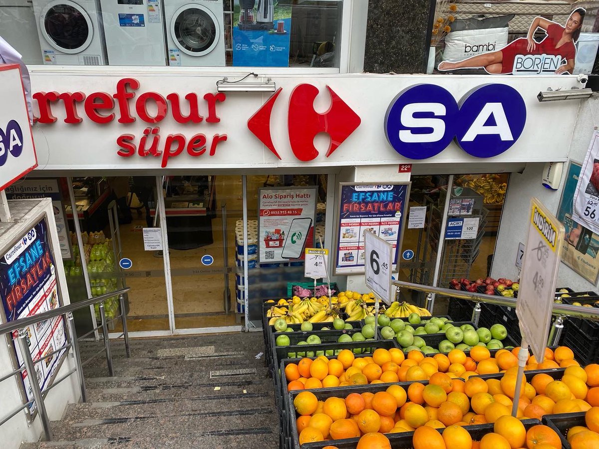 Nihal_K34's tweet photo. Bahçelievler Yayla @CarrefourSA'da kediler #KAPANLA YOK EDİLİYOR
KINALI kedi mağaza görevlileri tarf. kapanla yakalandı
Gönüllülere Bağcılar'a atıldığı söylendi
Kınalı, söylenen yerde bulunamayınca gönüllülerden box istendi
Bu kez de o boxa,yok edilmek üzere başka kediler konuldu https://t.co/sqb5m8MgRO
